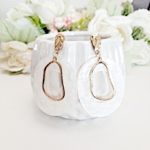 💖 2/$30 Boho Gold white Resin geometric cocktail formal big dangle earrings - Picture 1 of 7